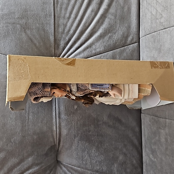 NIB Samantha Collection by Hollylane Limited Ed. Porcelain Doll w/ Stand 2004 - Picture 6 of 12